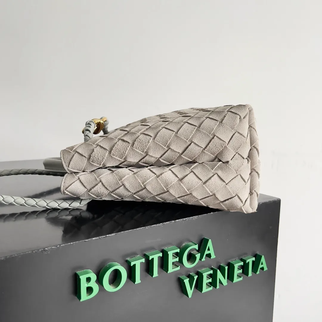The 2023 new Andiamo batch of 1860 BV has been shipped‼ ️Really popular🔥The new Andiamo woven handbag launched by Bottega Veneta this season is really popular all over the world! ! Celebrities at home and abroad have worn it, and Oscar-winning actress Michelle Yeoh has taken it out on the street. Song Jia, Trai Yara, Yu Feihong, Sanji Ayaka, Rosie Hunting-Whiteley, Yoshioka Riho, etc. have all picked up this bag. It is classic and versatile, showing off its temperament, and the bag capacity is also large, which is very convenient for daily commuting! ! A variety of carrying methods, the shoulder straps can be adjusted by yourself, the original lambskin feels soft and delicate, and the neutral style is made to break gender boundaries and bring a more practical and longer-lasting use experience. Andiamo, which has both elegant and casual styles, perfectly interprets the true appearance of "fashionable old money style". Style number: 743568 (suede) Size: 25*22*10.5cm